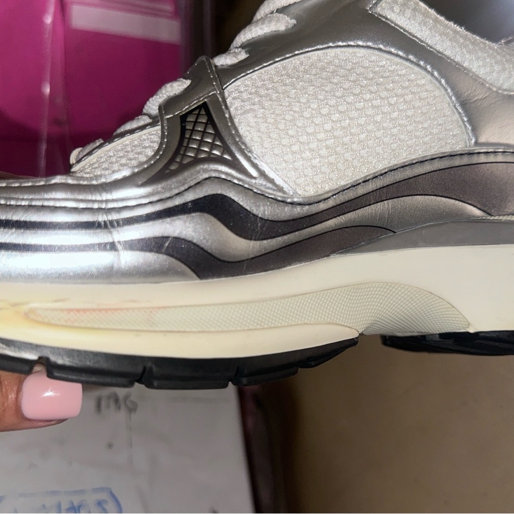 Barley worn channel sneakers, slight indent in toe area, plastic/fabric - Picture 11 of 11